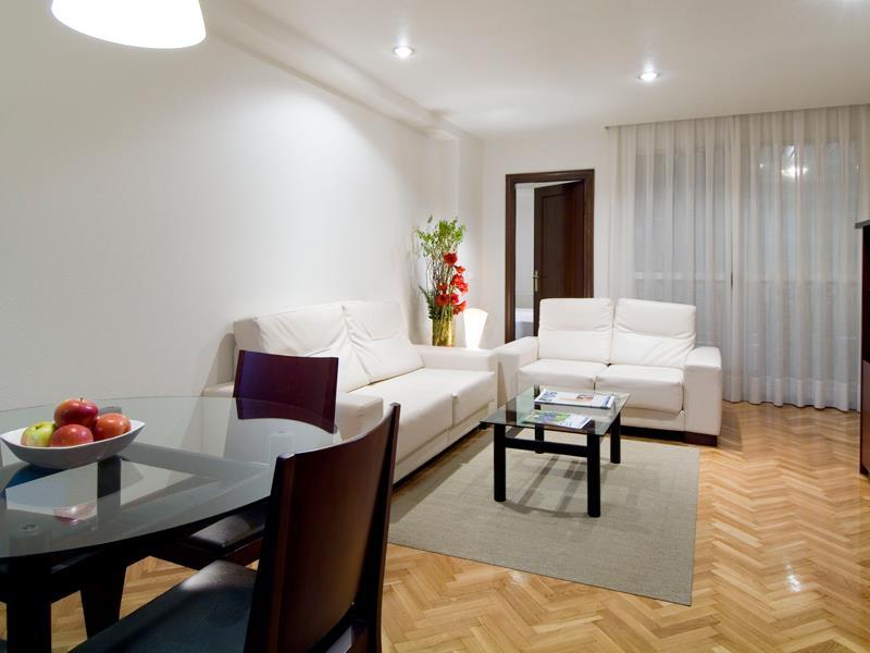 Apartamentos Mendebaldea Suites Pamplona Beltér fotó