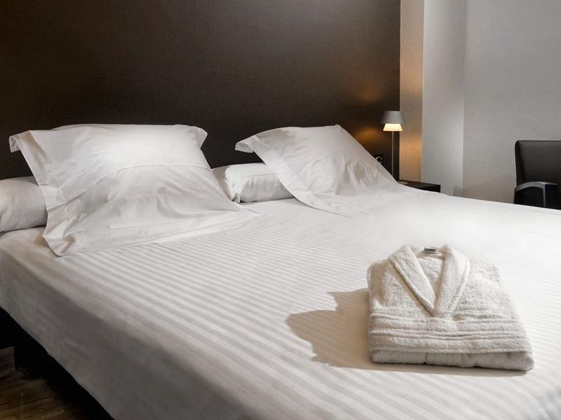 Apartamentos Mendebaldea Suites Pamplona Szoba fotó