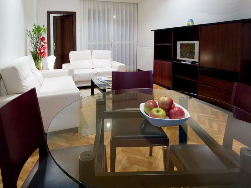 Apartamentos Mendebaldea Suites Pamplona Szoba fotó