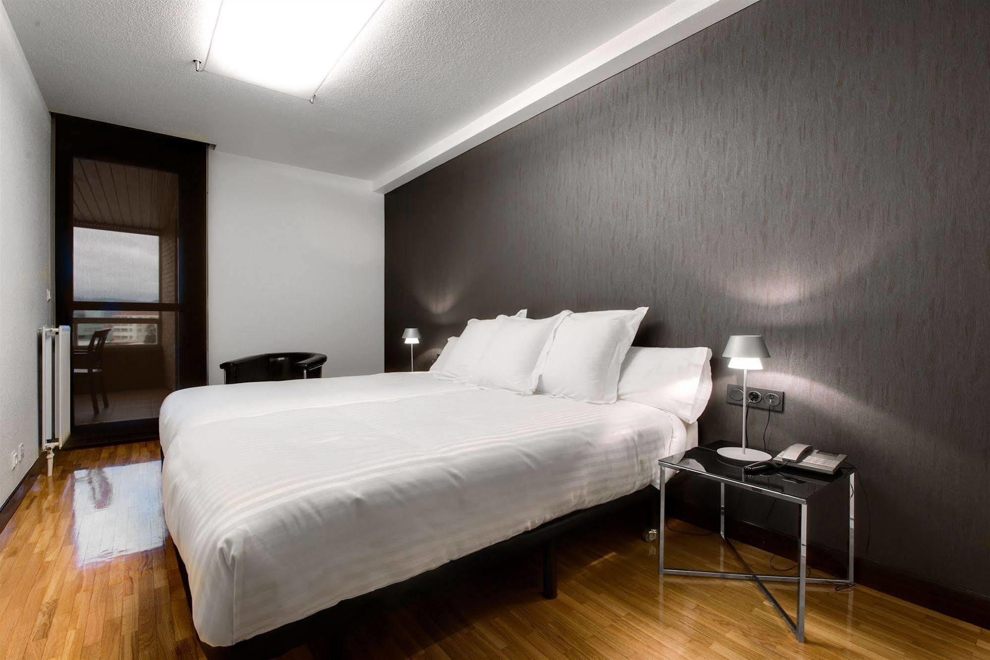 Apartamentos Mendebaldea Suites Pamplona Szoba fotó