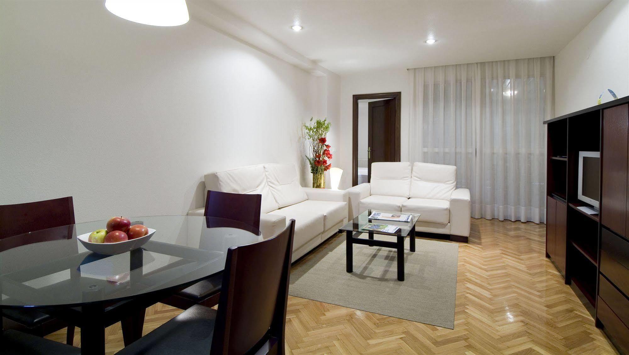Apartamentos Mendebaldea Suites Pamplona Kültér fotó