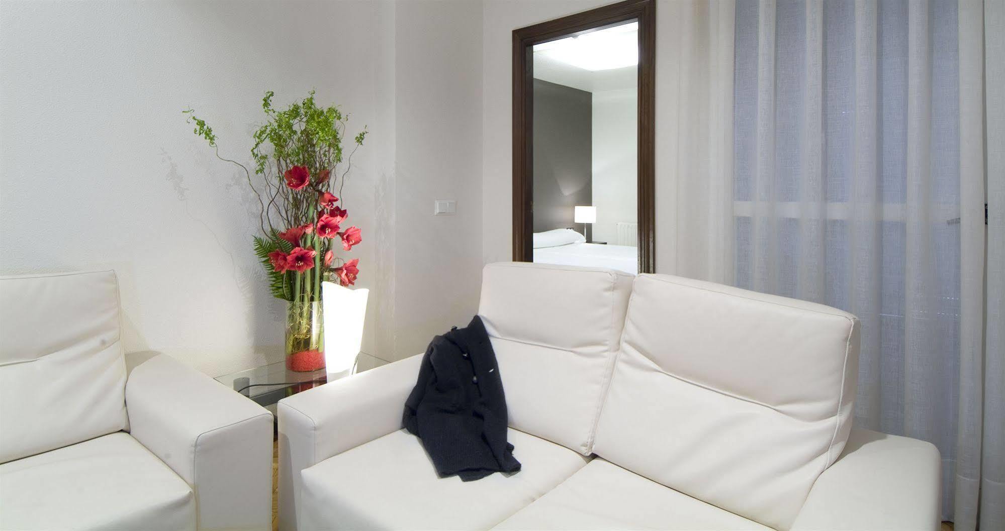 Apartamentos Mendebaldea Suites Pamplona Kültér fotó