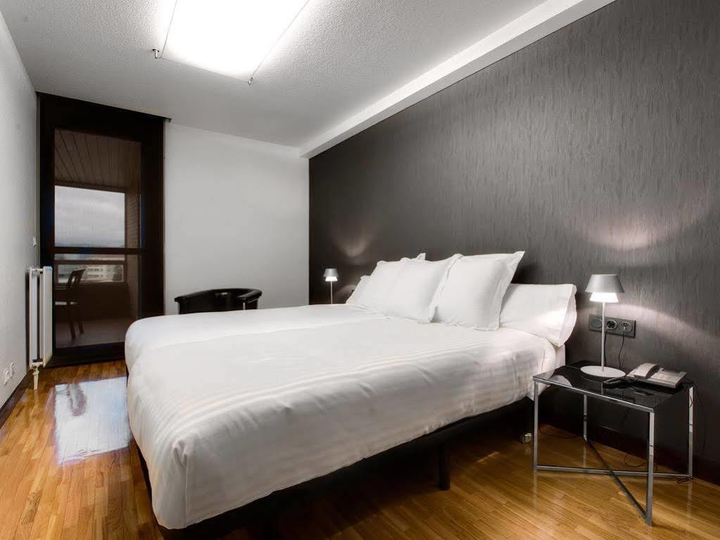 Apartamentos Mendebaldea Suites Pamplona Kültér fotó