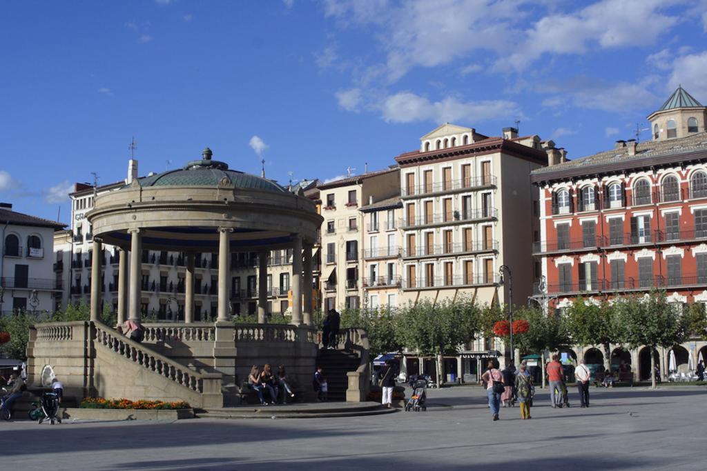 Apartamentos Mendebaldea Suites Pamplona Kültér fotó