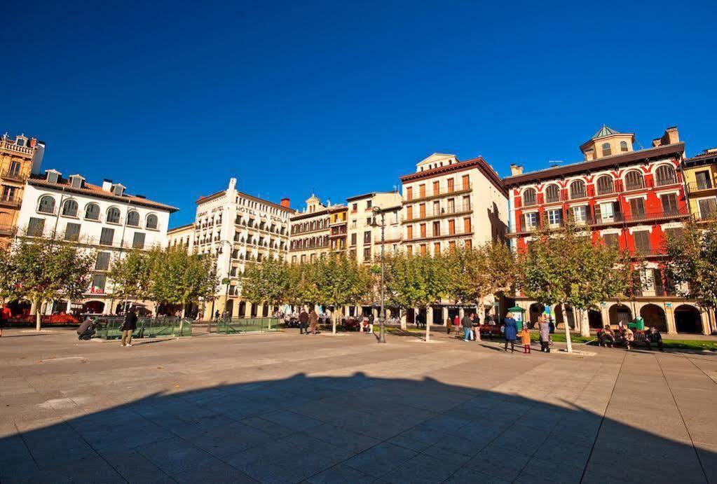 Apartamentos Mendebaldea Suites Pamplona Kültér fotó